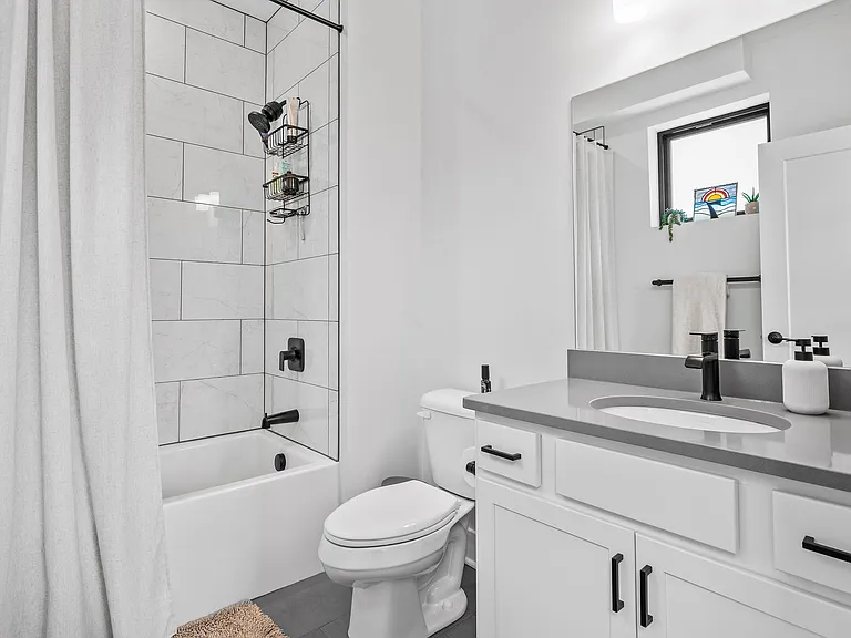 1403 Superior Ave E — Photo 32