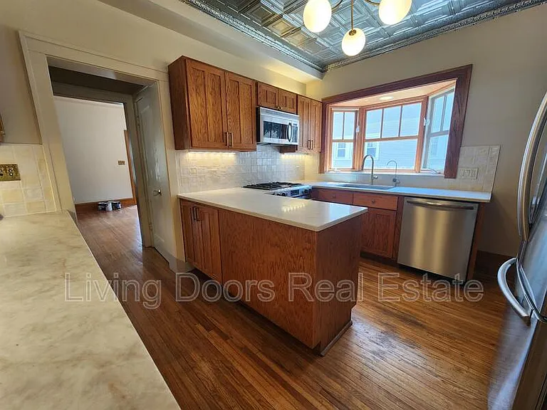 2300 Sewell St — Photo 4