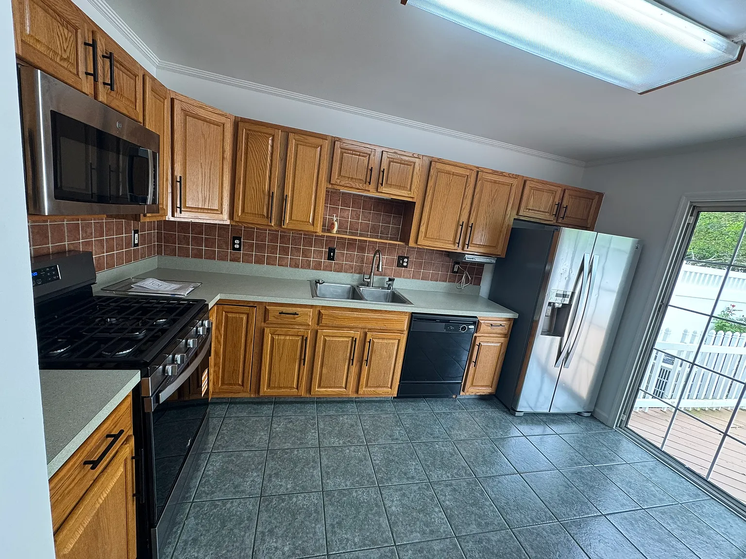 3 bed, 2.5 bath, 1680 sqft, $2,200 — Photo 2
