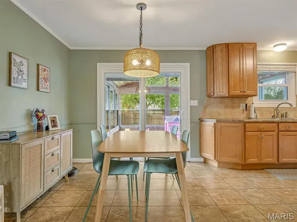 1005 Daniel Dr, Maryville, IL 62062