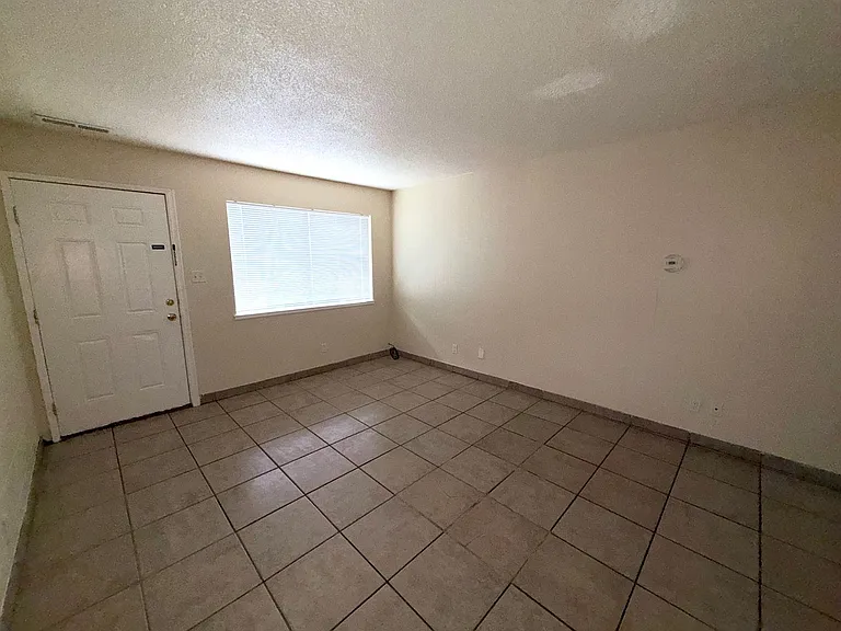 900 Eden Ct — Photo 2