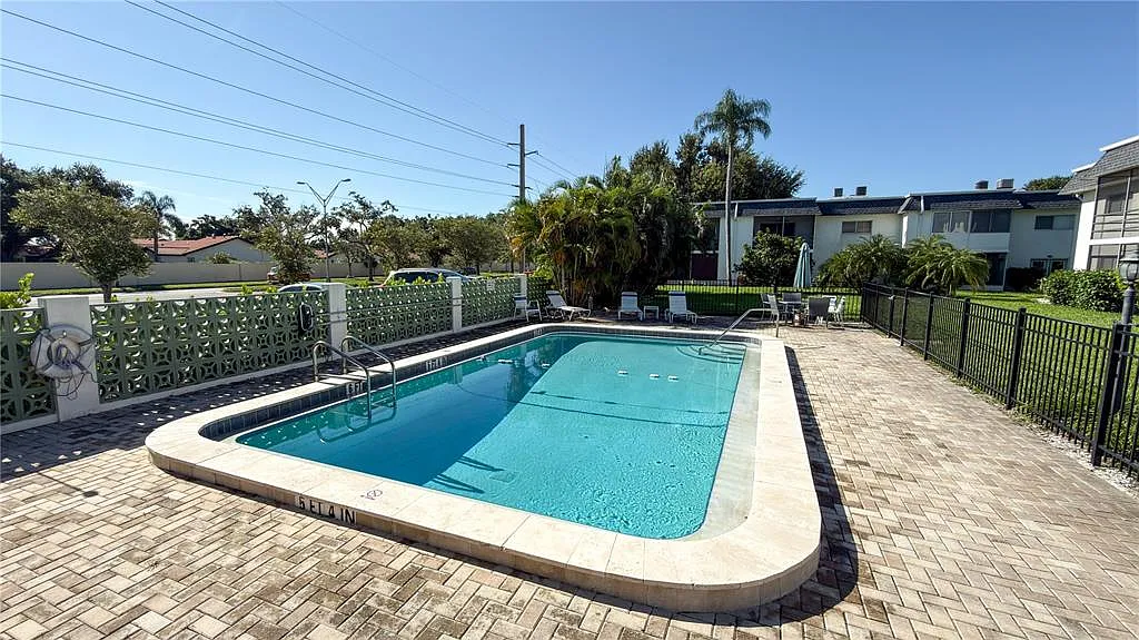 2 bed, 2.0 bath, 977 sqft, $1,550 — Photo 2