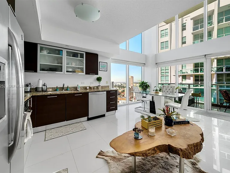 41 SE 5th St #2117 — Photo 3