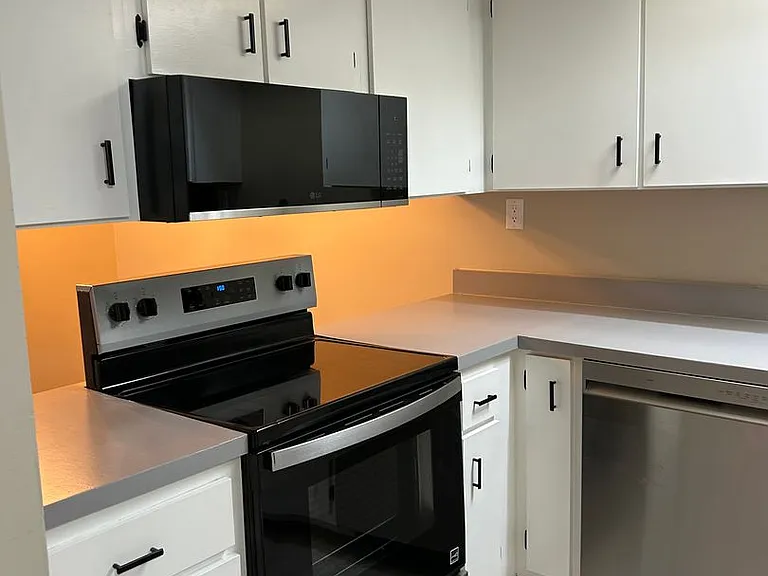300 N Dewey St #5 — Photo 4