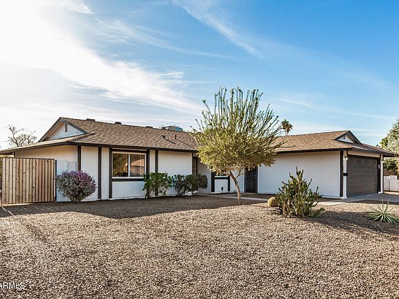 3rd image of 1025 E CARSON Drive