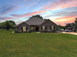 189 Lost Oak Dr, Azle, TX 76020