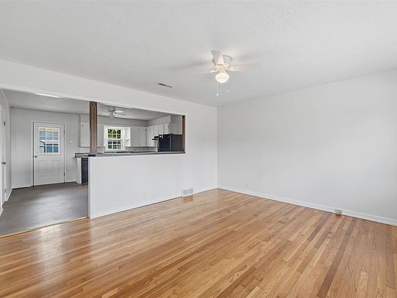 3rd image of 424 Church Aly