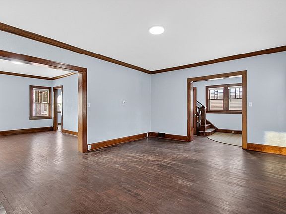 3rd image of 324 Paris Ave