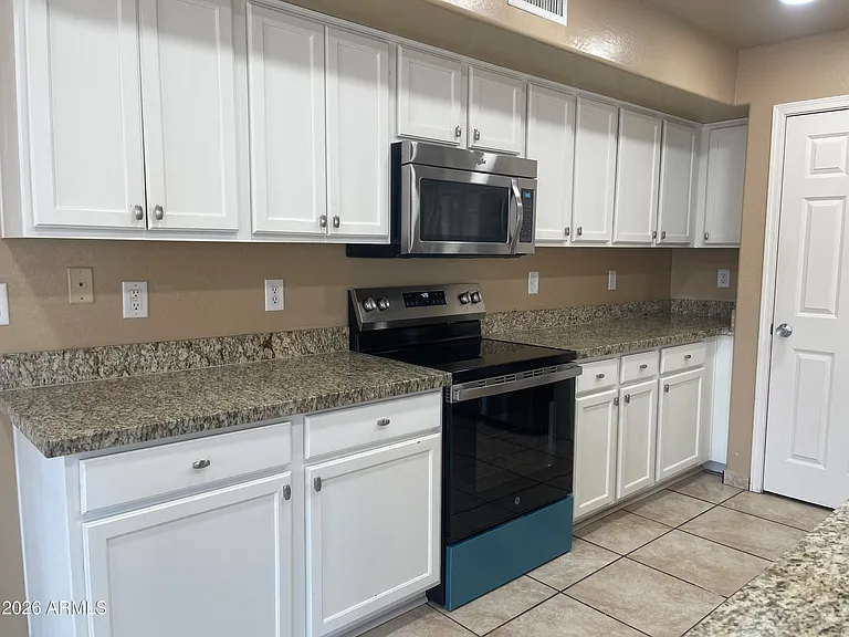 1466 E Holiday Dr — Photo 5