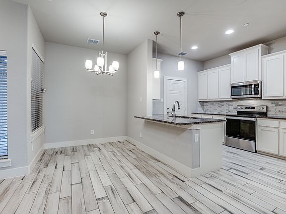5th image of 805 Eaglescliffe Lndg