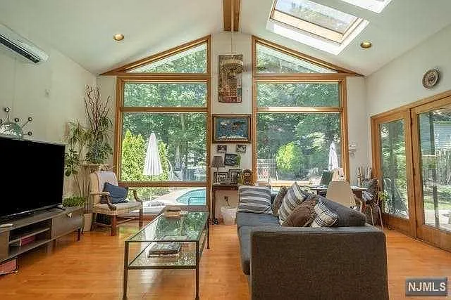 4 bed, 1940 sqft, $6,250 — Photo 2