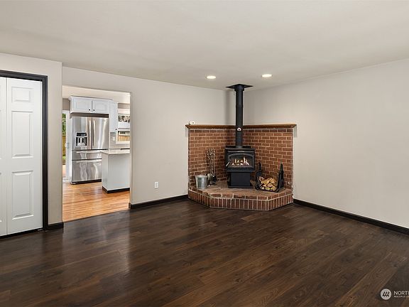 5th image of 907 211th Avenue NE