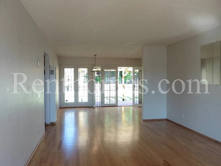 7576 Winterwood Ln — Photo 2