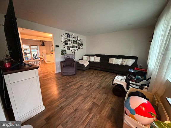 3rd image of 528 Shalter Ave