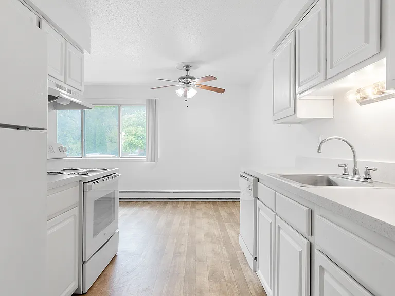 Hillcrest Club Apartments — Photo 81