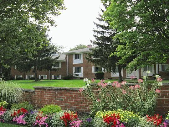 Briar Manor Apartments — Photo 6