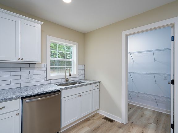 5th image of 185 Garden Ln