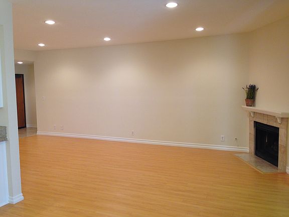 3rd image of 13331 Moorpark St APT 122