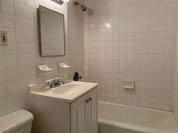 3rd image of 10 Monroe Blvd #7BB