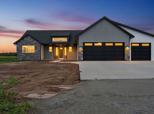 1041 Sandpiper Dr, Menasha, WI 54952