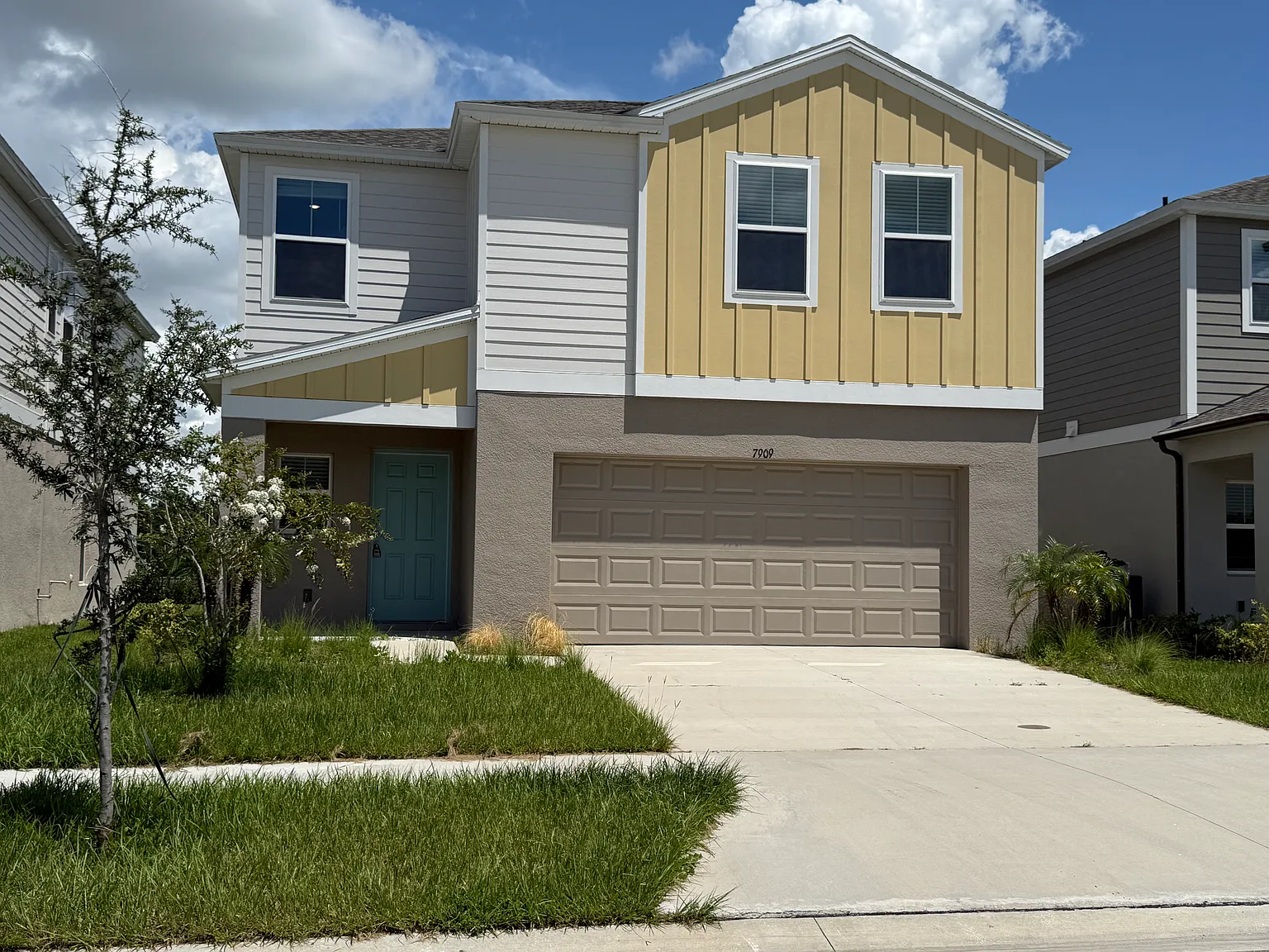 4 bed, 2.5 bath, 2039 sqft, $2,499 — Photo 2