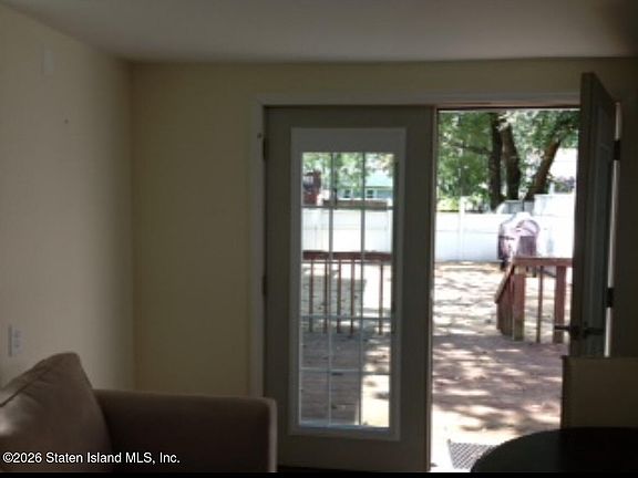 5th image of 90 Mapleton Ave