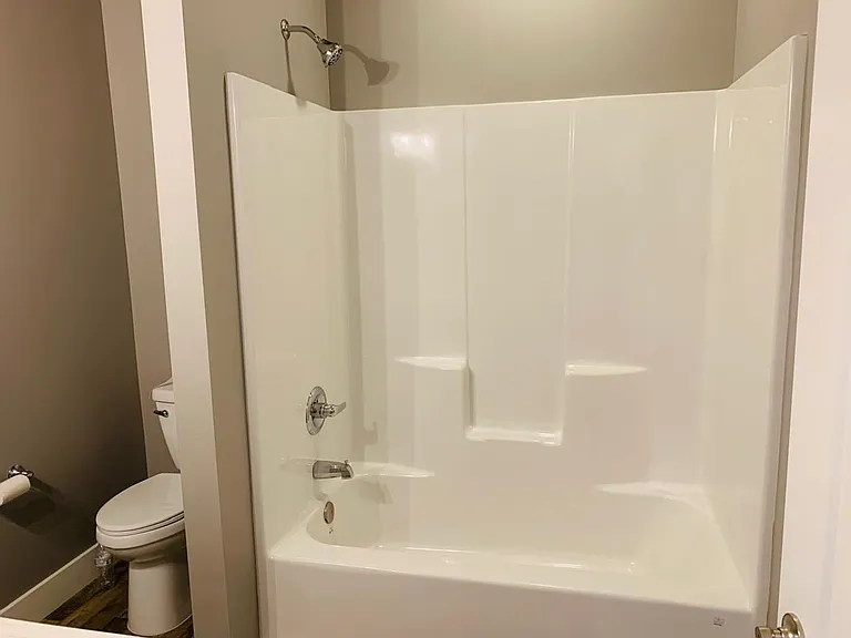 229 Wellington Dr — Photo 4
