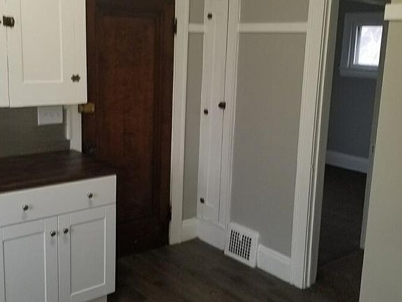 3rd image of 4424 Pearse Ave