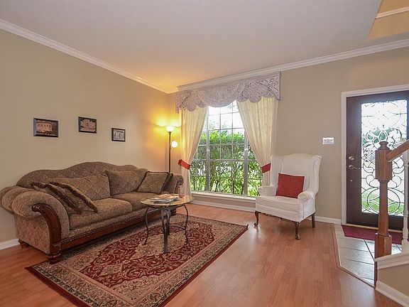 3rd image of 211 Windrift Ct