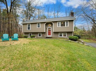 8 Maureen Cir, Londonderry, NH 03053