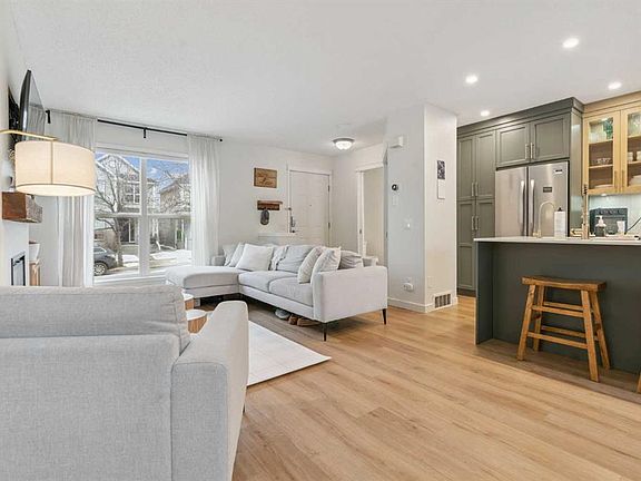 2nd image of 46 W Prestwick Rise SE