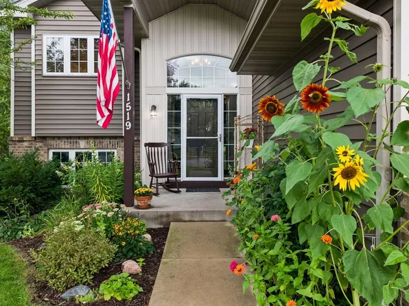 1519 Hidden Trl, Mayer, MN 55360