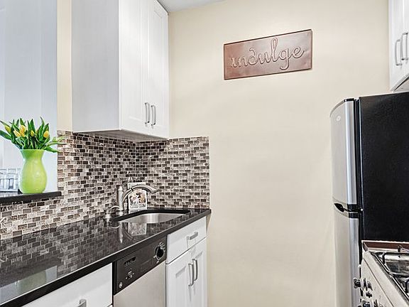 4th image of 200 E 27th St APT 3N