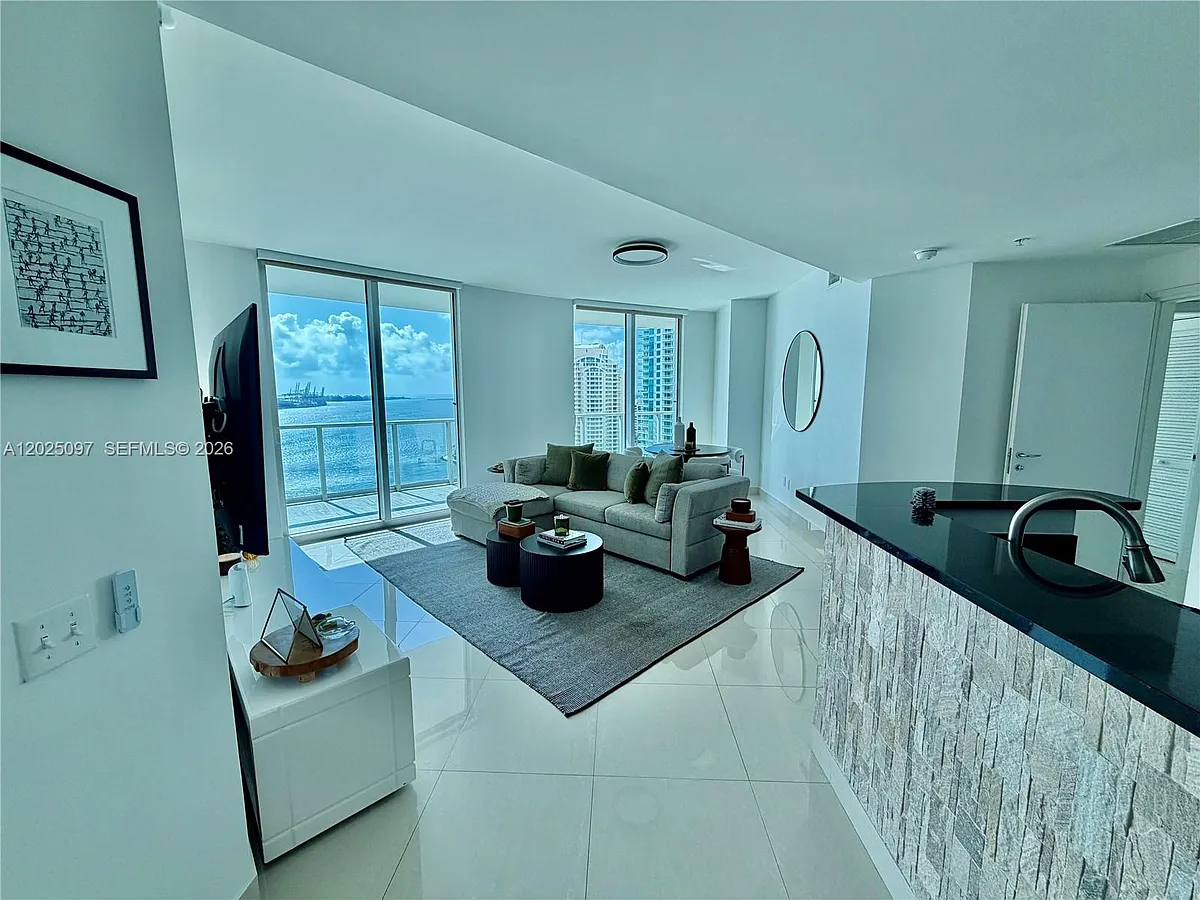 Photo 2 of 20 - 300 Biscayne Blvd #1810 - Miami, FL Building Photo - 300 Biscayne Blvd #1810