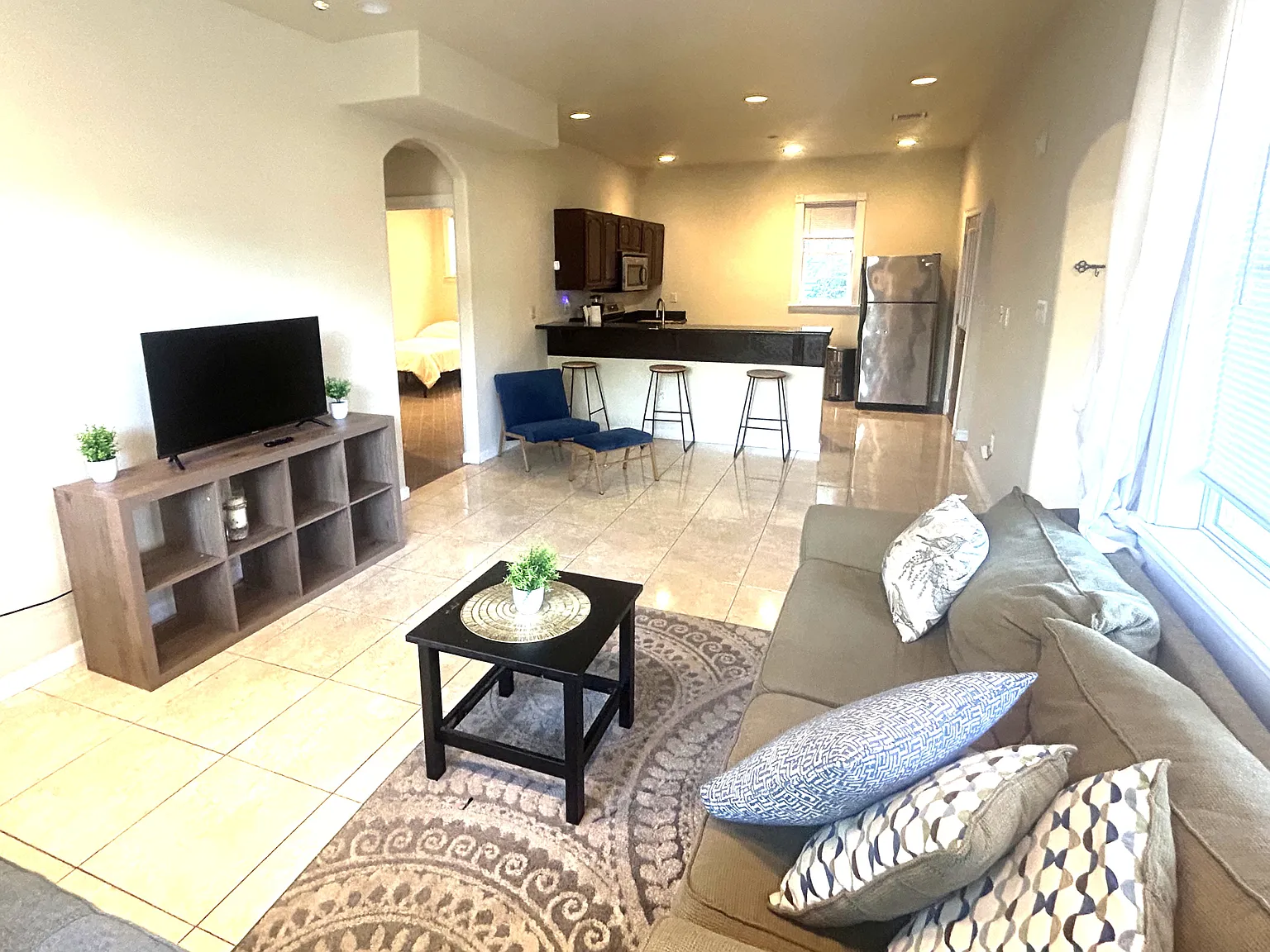 3 bed, 3.5 bath, 1400 sqft, $2,500 — Photo 2