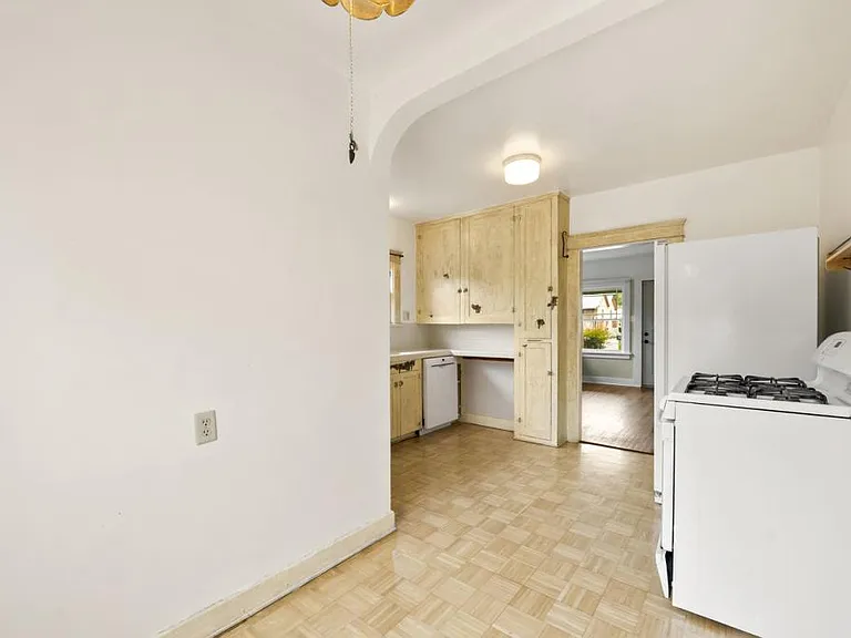 751 W 7th Ave — Photo 15