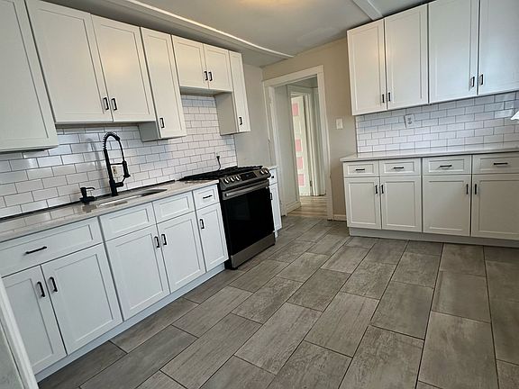 3rd image of 4121 Summerville Way