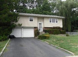 28 Malden Cir, Wheatley Heights, NY 11798
