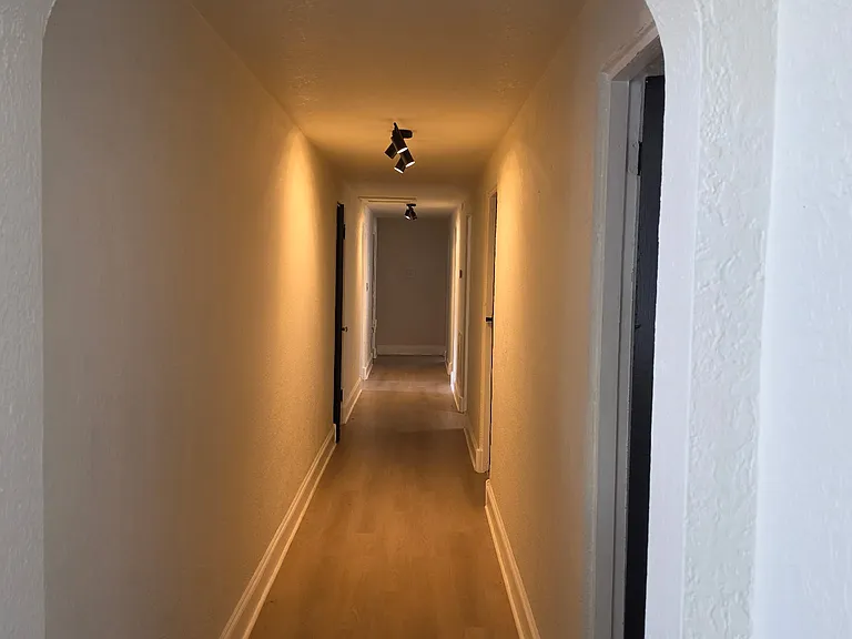 2102 W La Salle St — Photo 16