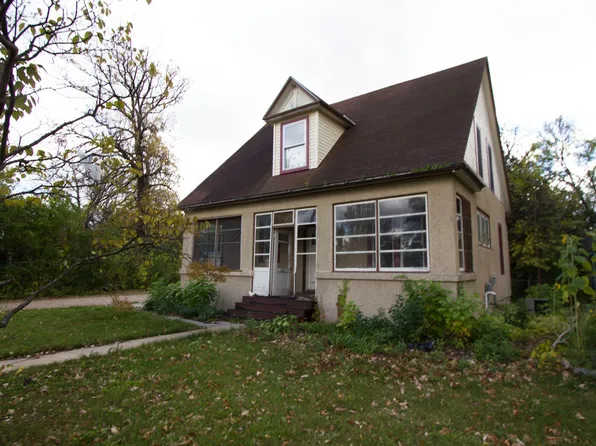 610 1st St E, Thief River Falls, MN 56701