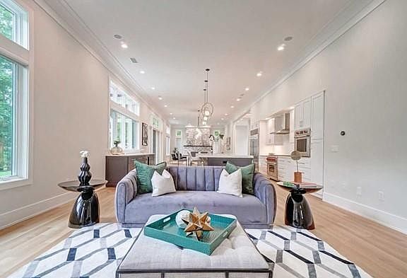 5th image of 612 Sylvan Pl W