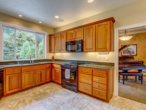 5th image of 462 Champagne Creek Dr