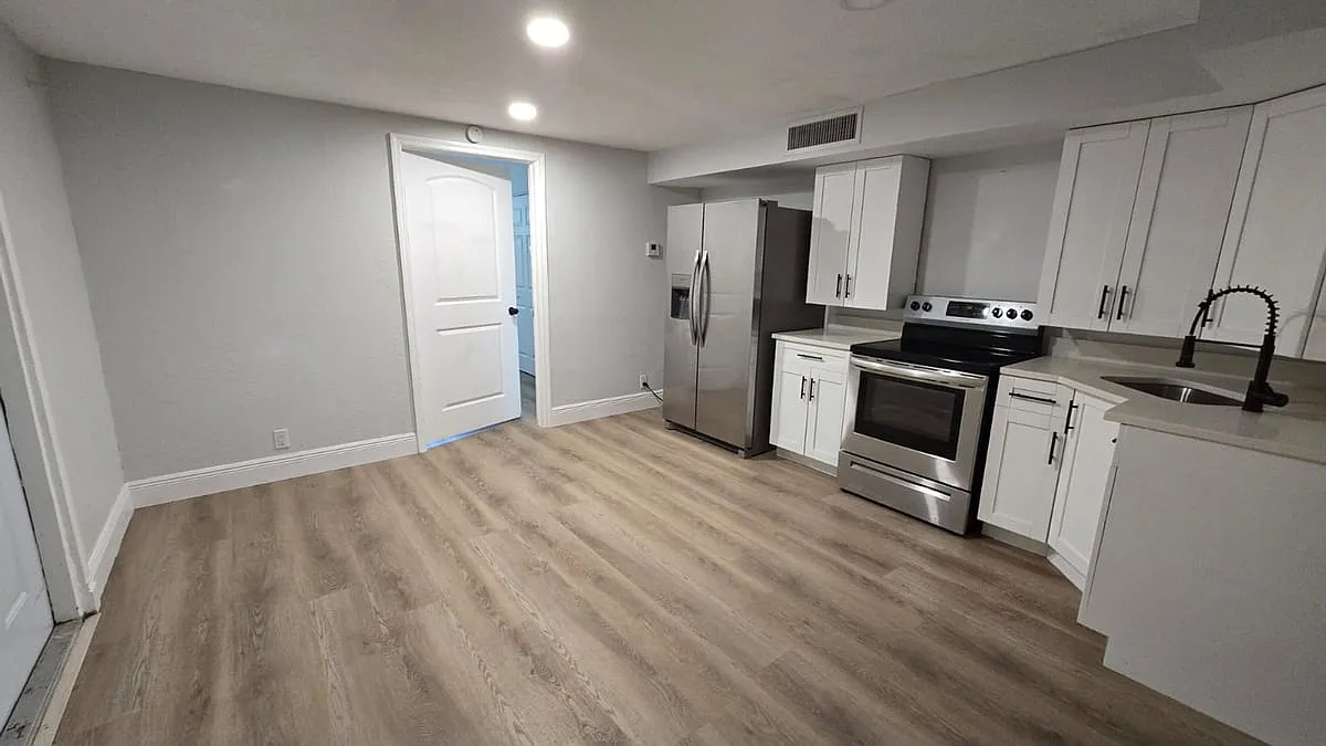 6511 Seminole Dr - Unit 2 — Photo 4
