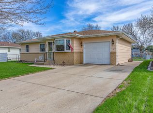 609 Meadow Ln, Bismarck, ND 58504