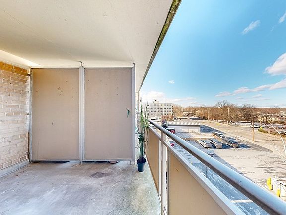3rd image of 1025 Hancock St Unit 4K