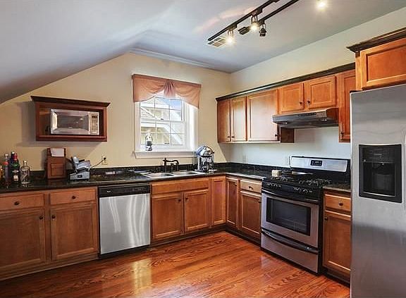 4th image of 1722 Jackson Ave APT D