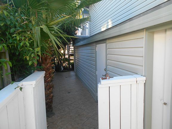 3rd image of 466 Pompano St