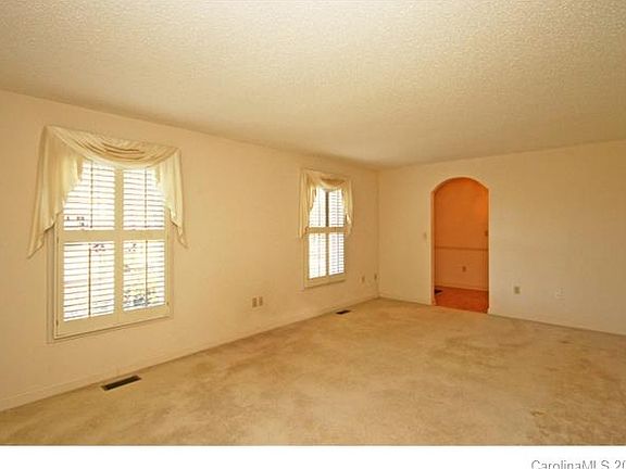 3rd image of 228 Thistle Ln