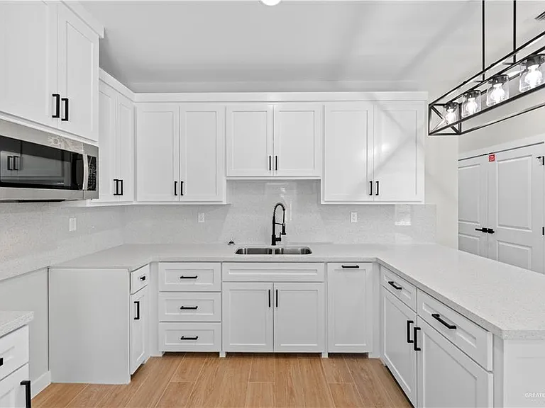 1000 W 8th St #2 — Photo 5