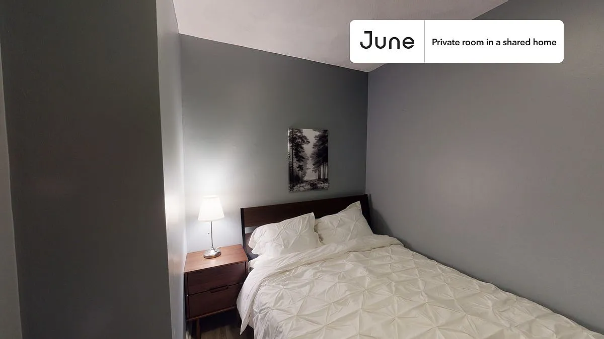 Full bedroom in 3 bed/1 bath home in North End #472 C — Photo 2
